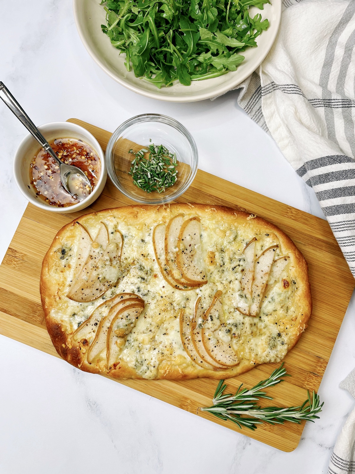 pear and gorgonzola flatbread